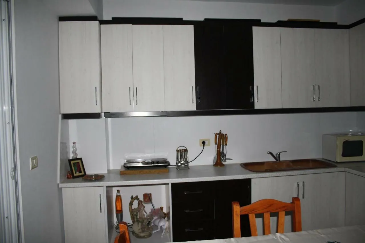 Center Apartment 0*, סרנדה